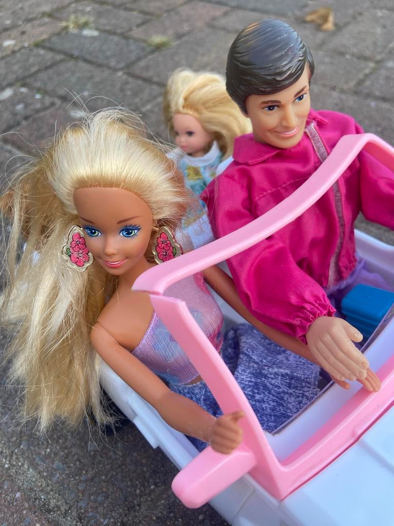 Barbie en Ken met auto en kindjes, Kinderen en Baby's, Speelgoed | Poppen, Ophalen of Verzenden, Gebruikt, Barbie
