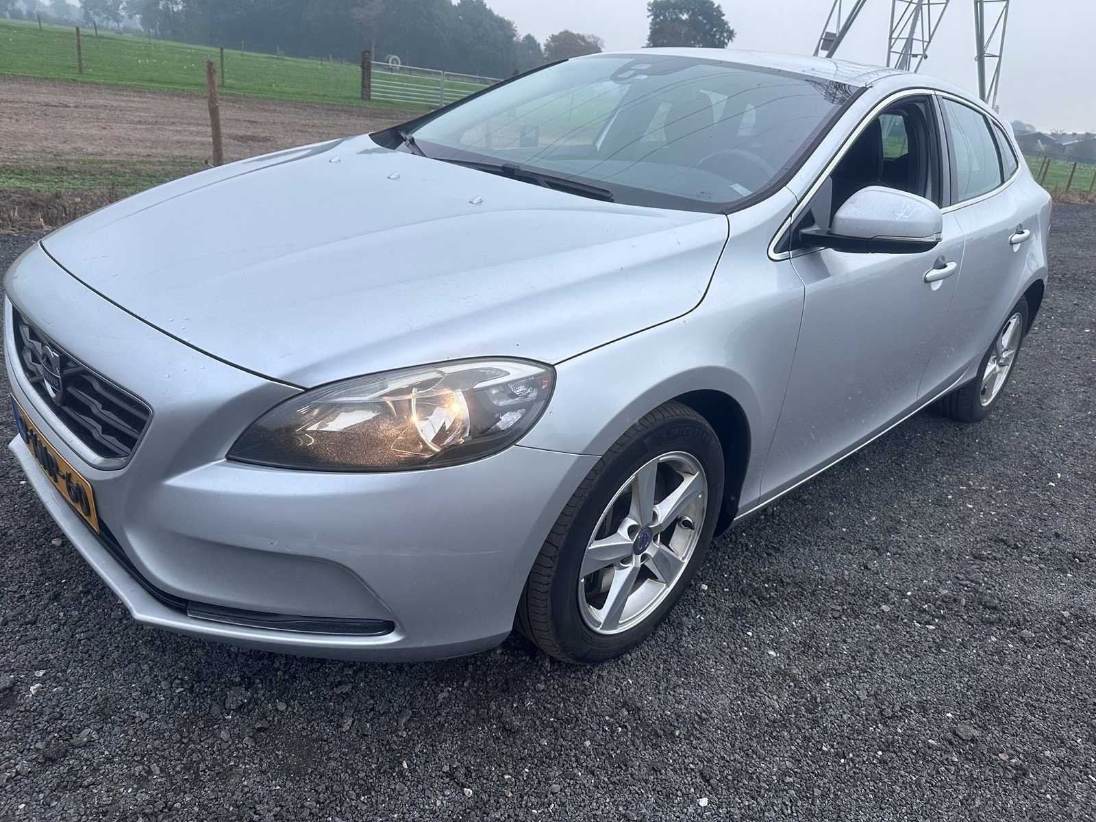 2013 - Volvo - V40 - 2.0 D3 Momentum - 9-KNP-60, Voorwielaandrijving, Euro 5, Gebruikt, 23 km/l