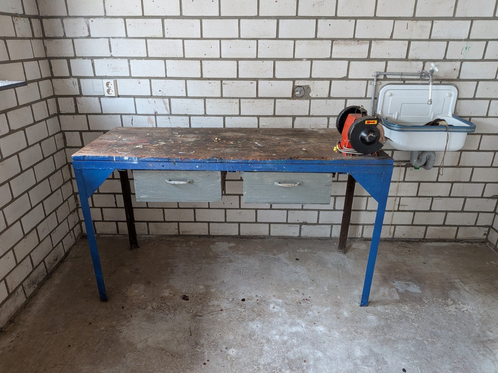 Robuuste werkbank met lades en slijpmachine, Doe-het-zelf en Verbouw, Werkbanken, Ophalen, Gebruikt, 120 tot 170 cm, Bankschroef