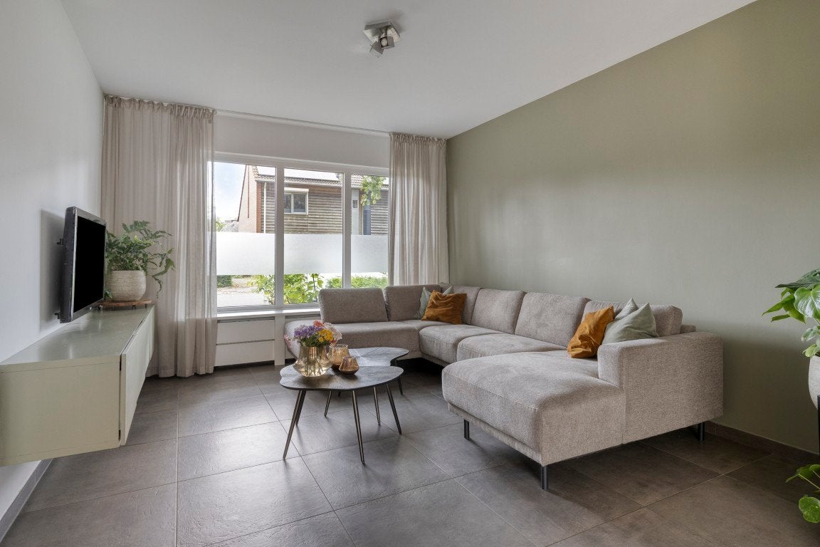 Mooie taupe U-vorm hoekbank met zwarte poten, Huis en Inrichting, Banken | Bankstellen, Ophalen, Gebruikt, Hoekbank, 300 cm of meer