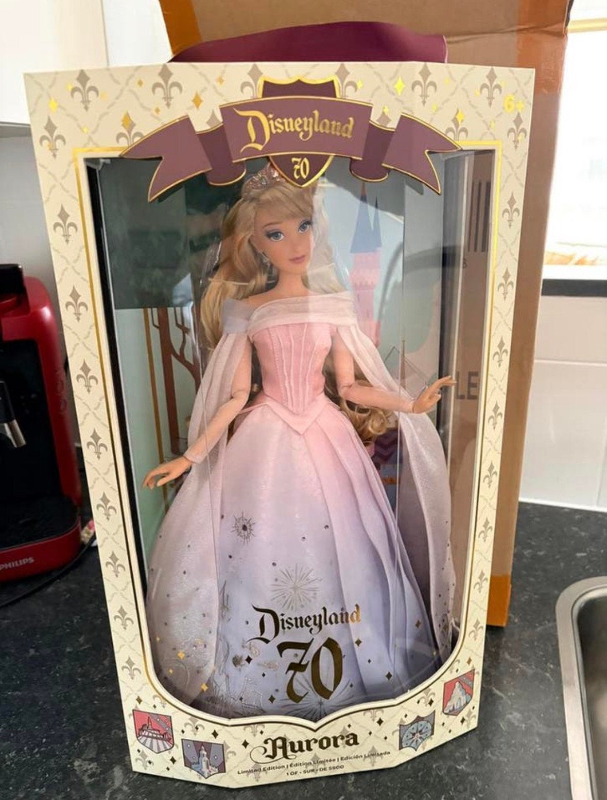Disney limited 70 anniversary aurora doll, Verzamelen, Poppen, Zo goed als nieuw, Pop, Ophalen of Verzenden