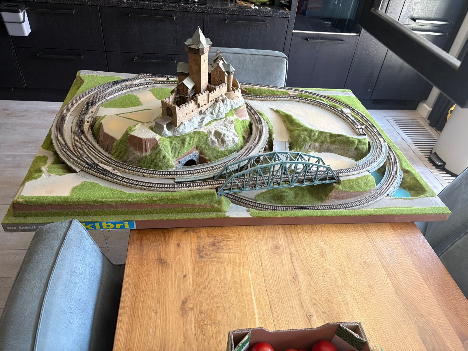Märklin spoorbaan op Kibri platform + 39010 Burg Falkenstein, Ophalen, Wisselstroom, Brug, Tunnel of Gebouw, Zo goed als nieuw