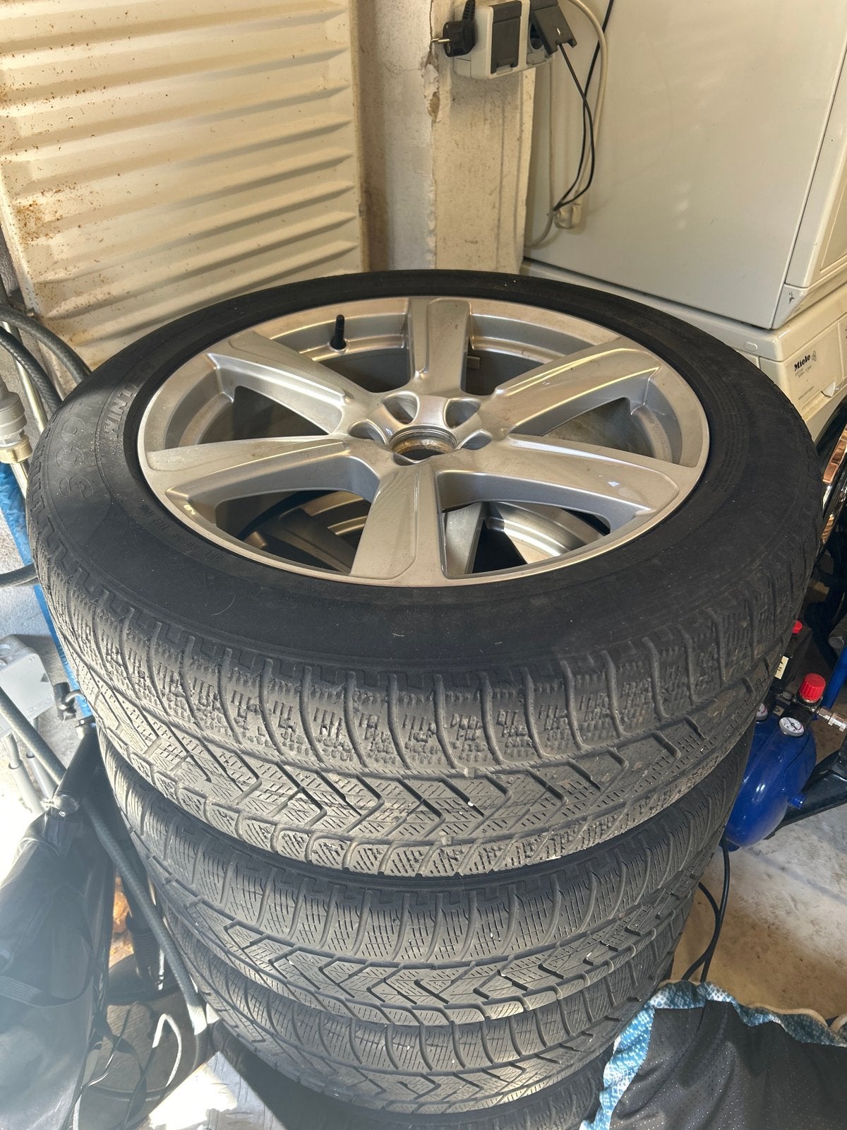 Volvo 4 Winterbanden met Velgen 235/55 R19, Auto-onderdelen, Banden en Velgen, Gebruikt, Banden en Velgen, Winterbanden, 235 mm