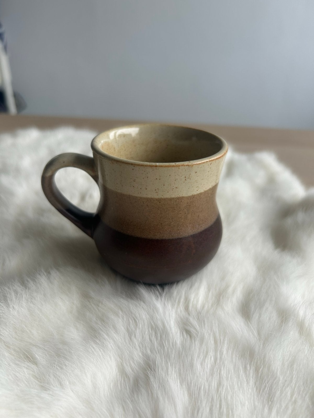 Vintage Aardewerk Mok - Bruin/Beige Gestreepte Koffiemok, Overige typen, Ophalen of Verzenden, Zo goed als nieuw, Steen/keramiek