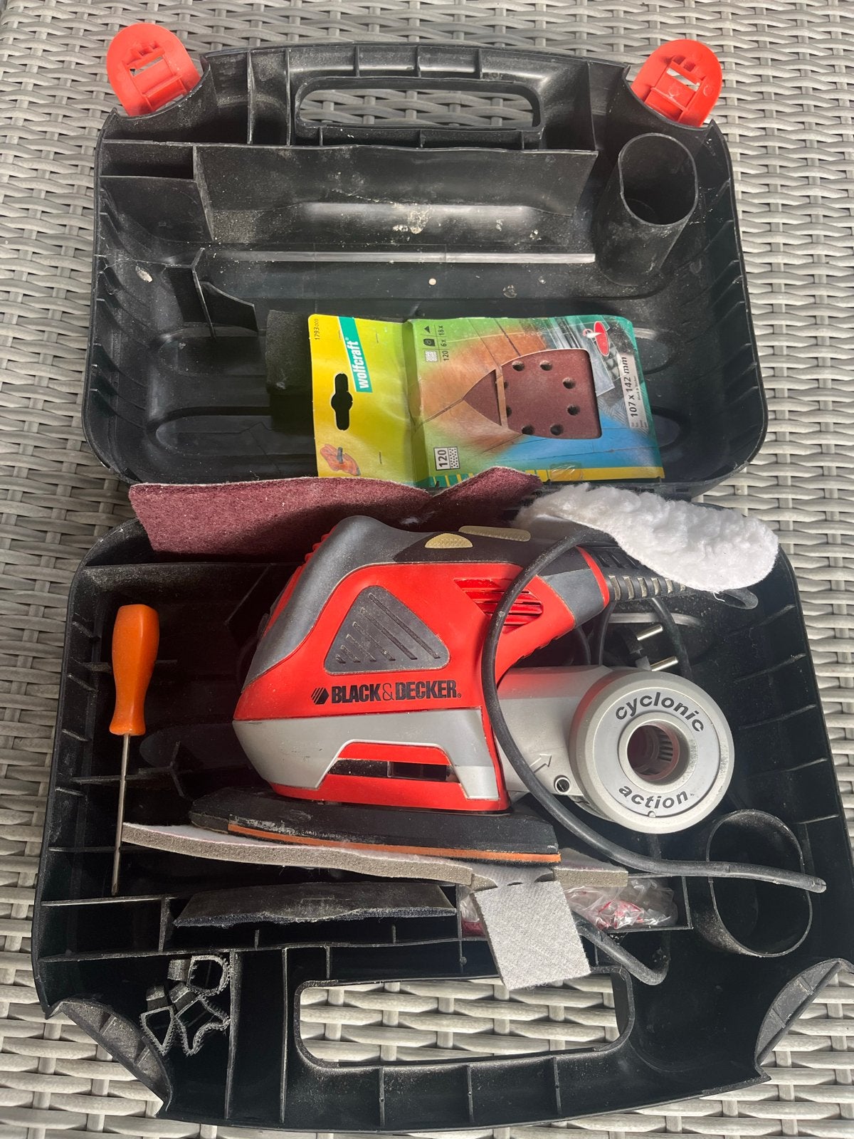 Black & Decker Cyclonic Action Schuurmachine met accessoires, Ophalen of Verzenden, Gebruikt, Minder dan 600 watt, Overige typen