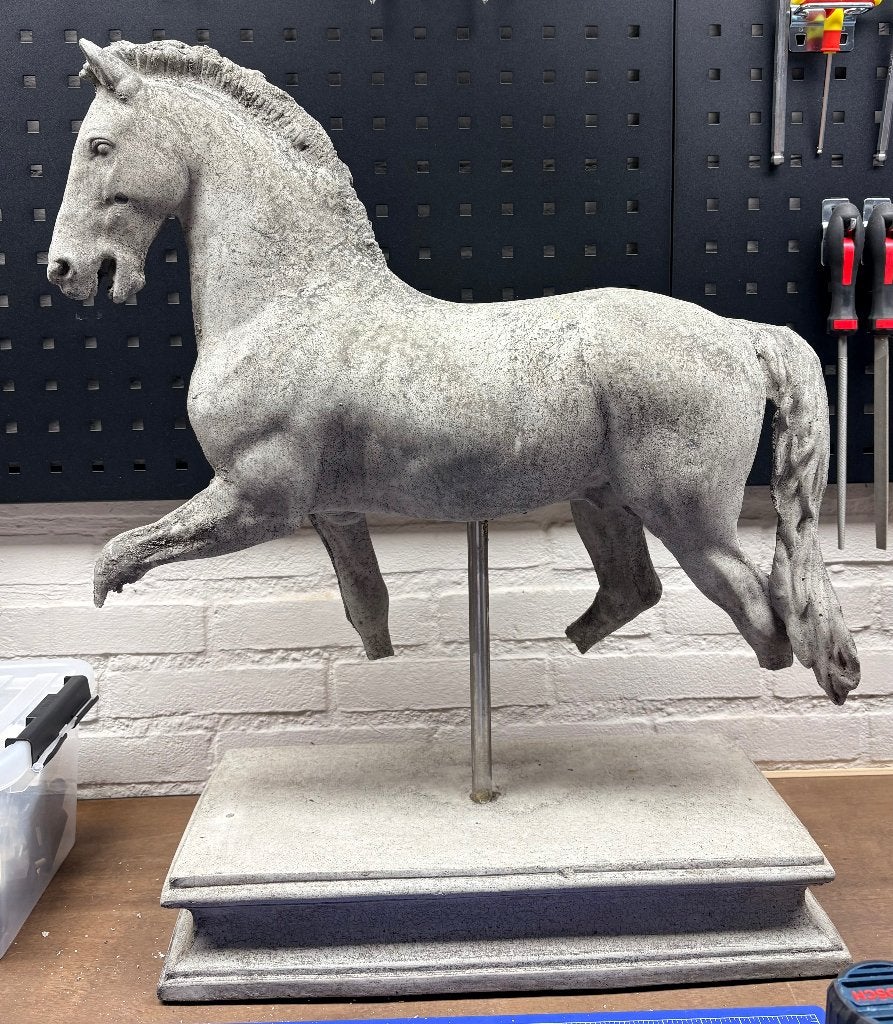 Betonnen paard op sokkel  landelijk, Ophalen, Overige materialen, Grijs, Landelijk