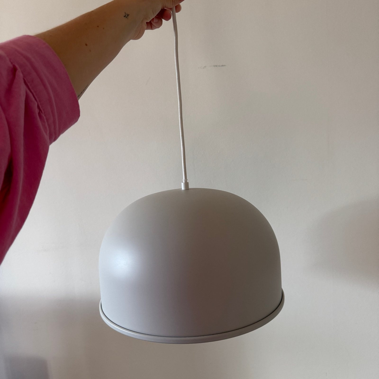 Audo Copenhagen lichtgrijze designlamp - Als nieuw, Ophalen of Verzenden, Zo goed als nieuw, Metaal, E27 (groot)