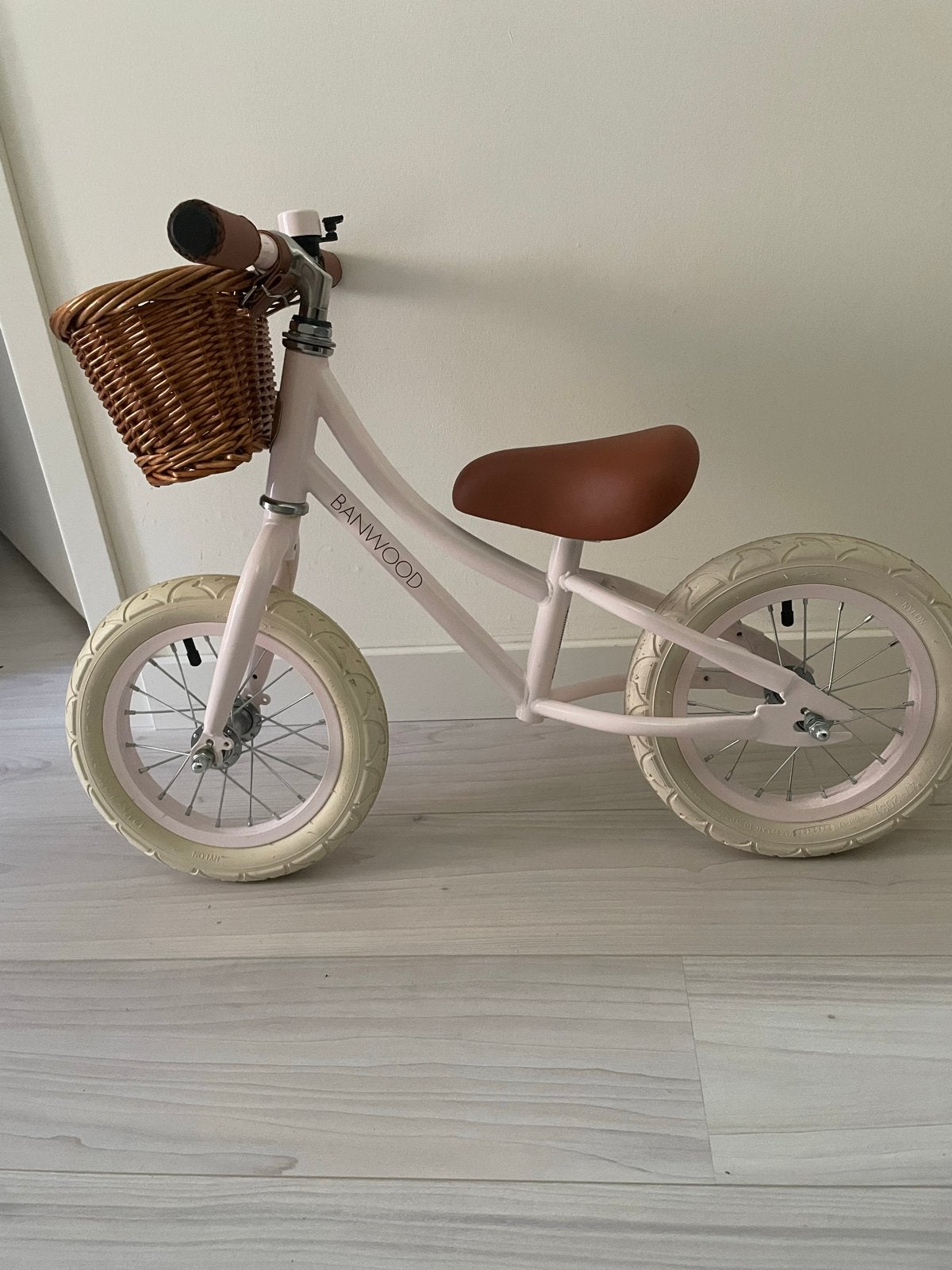Banwood loopfietsje roze - Nieuw en ongebruikt, Fietsen en Brommers, Fietsen | Kinderfietsjes, Ophalen, Nieuw, Minder dan 16 inch
