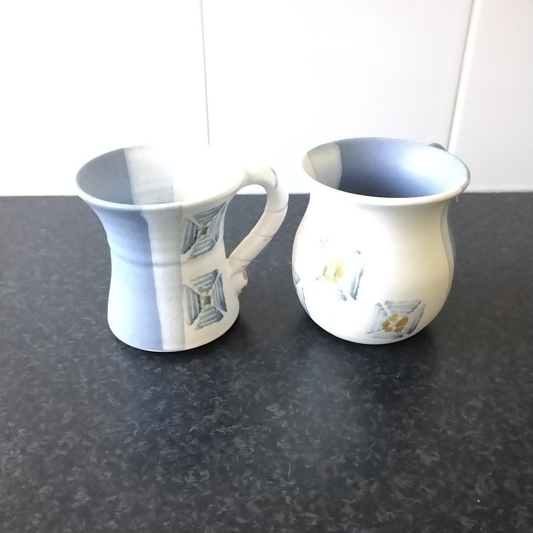 2 Aardewerk Mokken "Suzanne May" (Hol en Bol), Ophalen of Verzenden