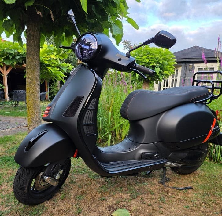 Vespa GTS 300 Super Sport - 2023 - 1.470 km (BTW motor), Motoren, Scooter, 300 cc, Particulier