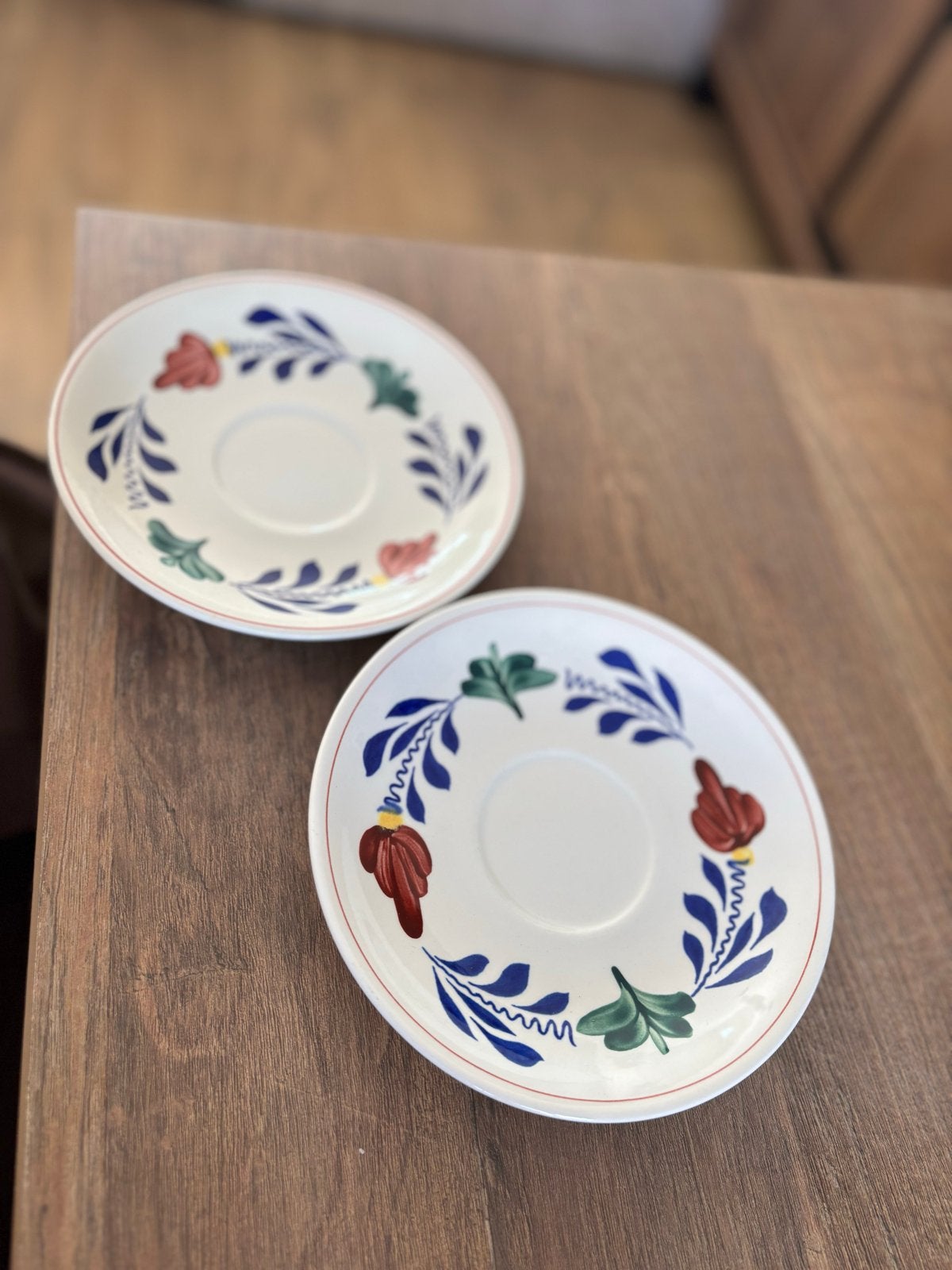 Set van 2 vintage schoteltjes met bloemmotief, Ophalen of Verzenden