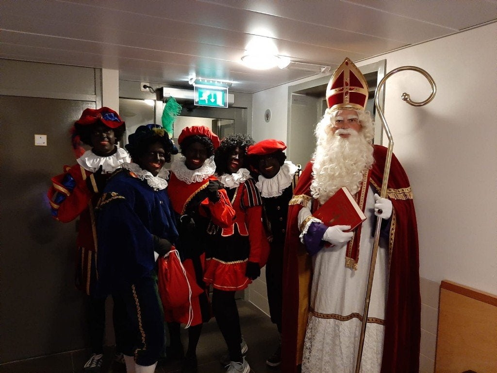 Sinterklaas en 2 pieten op bezoek, Ophalen, Nieuw