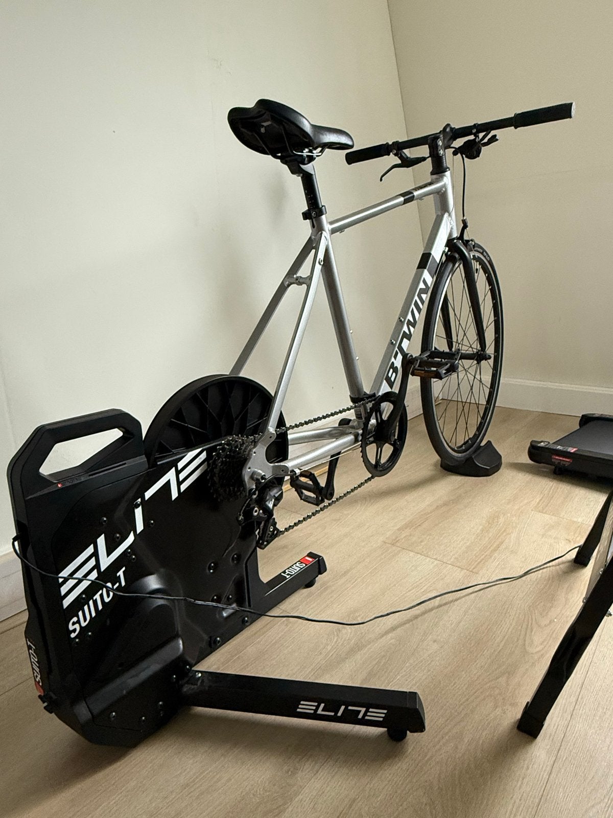 B'Twin racefiets met Elite Suito-T fietstrainer, Fietsen en Brommers, Fietsen | Racefietsen, Gebruikt, Heren, Overige merken, Minder dan 10 versnellingen