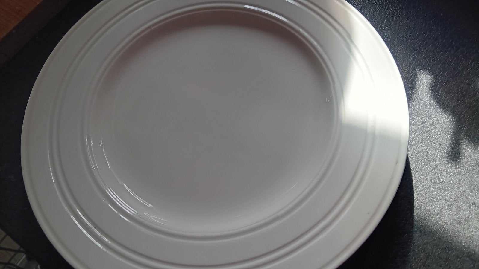 2 WEDGEWOOD ontbijtborden Jasper Conran, Huis en Inrichting, Keuken | Servies, Ophalen, Zo goed als nieuw, Aardewerk, Bord(en)