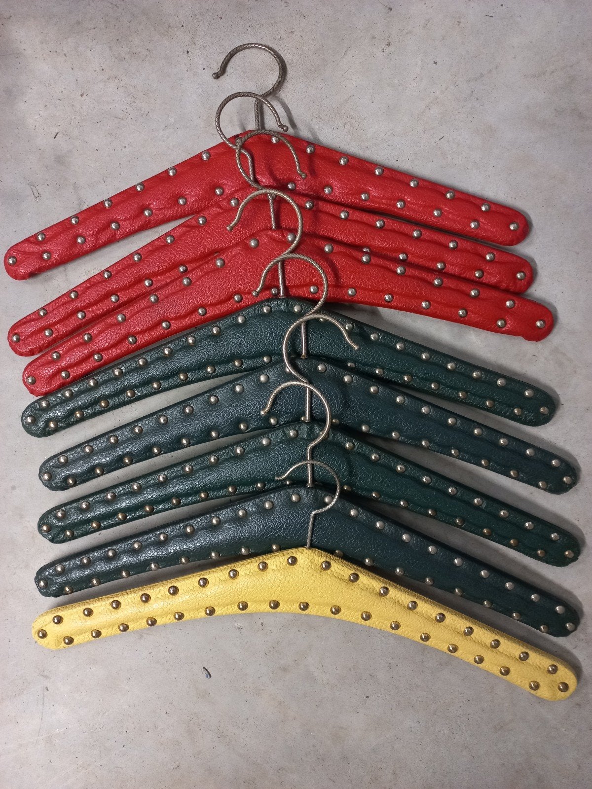 Retro 8 unieke kledinghangers met studs - rood, groen, geel, Ophalen of Verzenden, Gebruikt, Overige materialen, Volwassenen