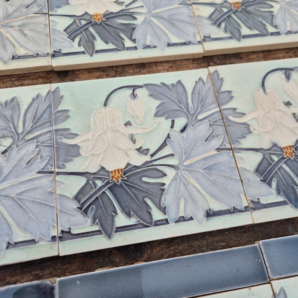 33 art nouveau randtegels in grijs/wit tinten opgelegd decor, Ophalen
