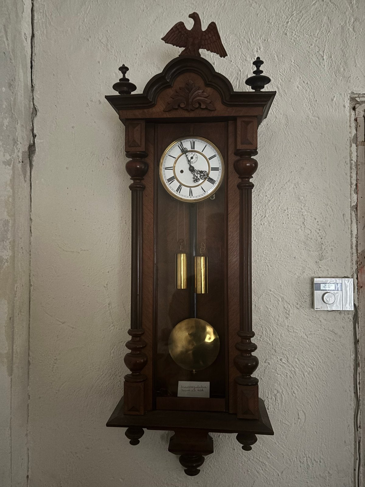 Antieke wandklok met adelaar decoratie, Ophalen of Verzenden