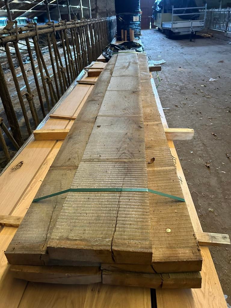 Eiken planken. Fijnbezaagd. 400 cm lengte