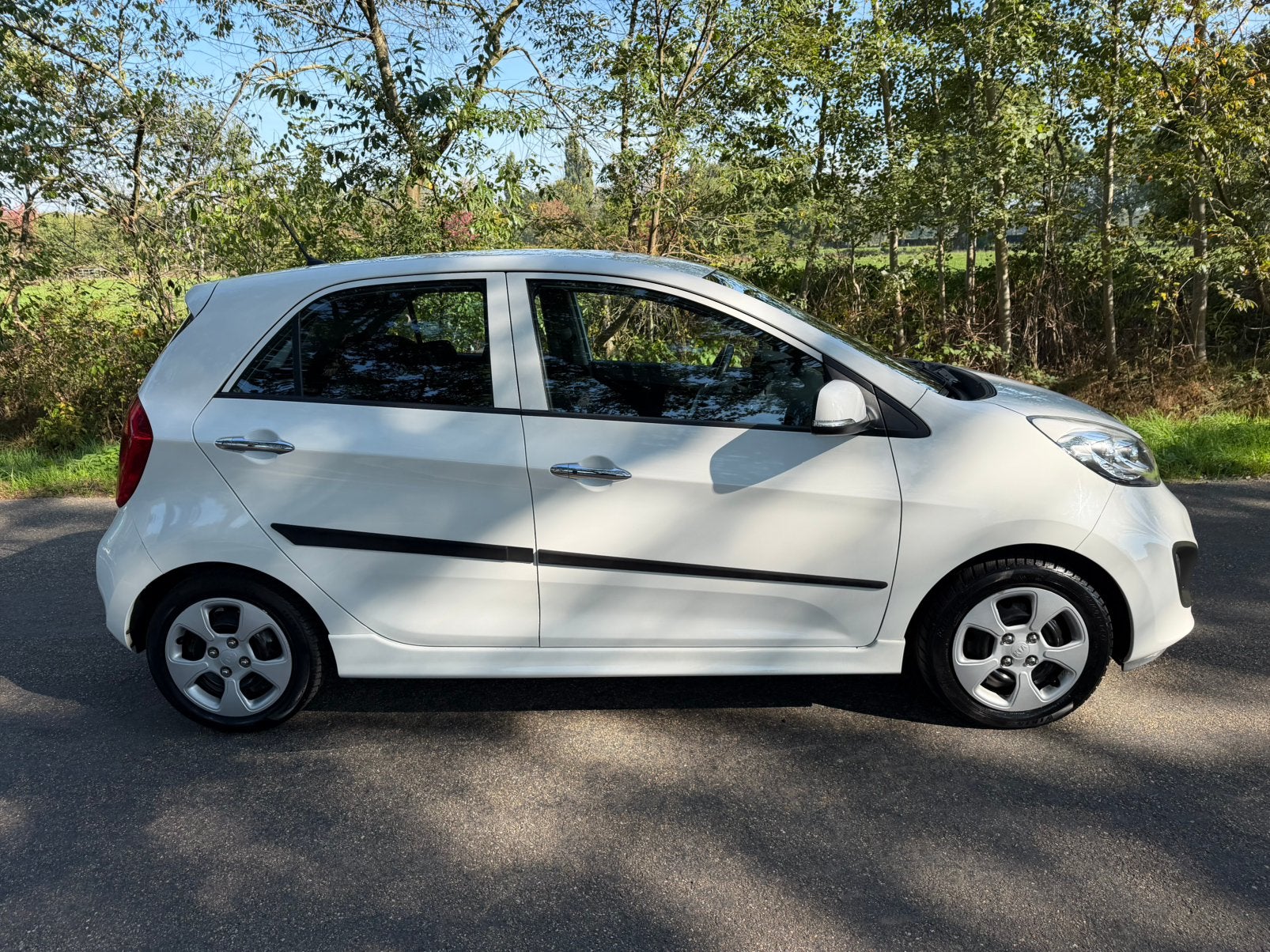 Kia Picanto 1.2 Cvvt 5-DRS 2014 Wit Airco,Cruise,Trekhaak, Voorwielaandrijving, Dealer onderhouden, Zwart, 4 cilinders