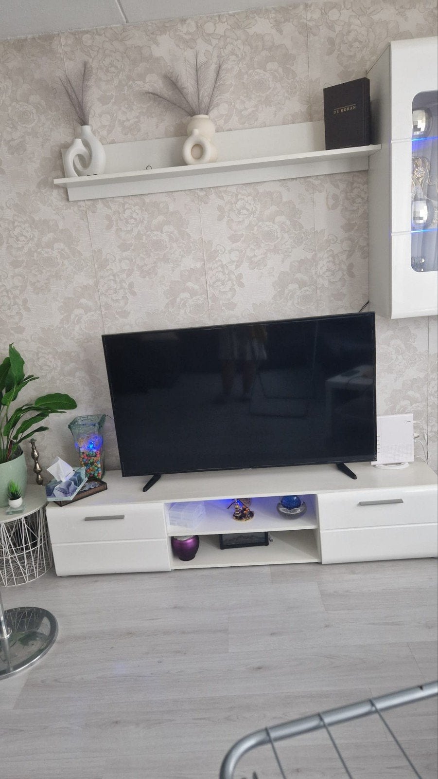 Wanddecoratie bestaande uit een tv-meubel en twee kasten., Ophalen