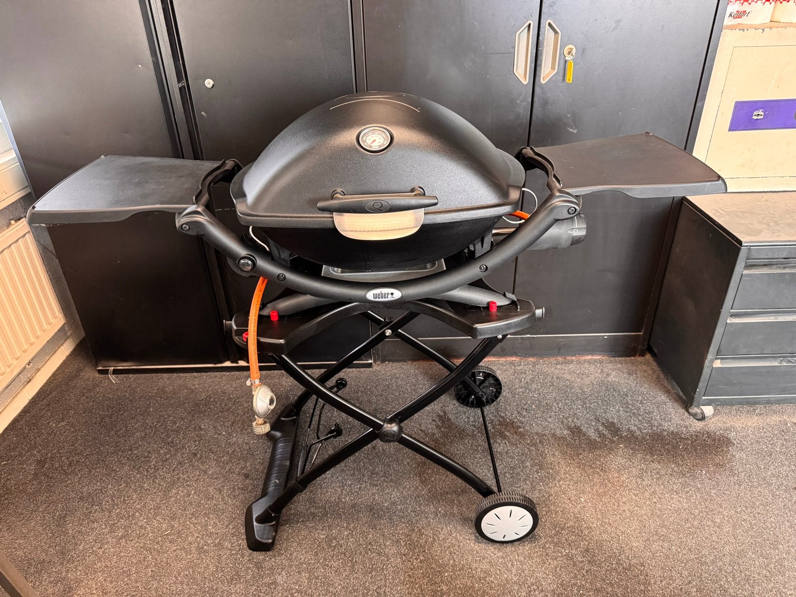 Weber Q2000 gasbarbecue met onderstel en bakplaat, Ophalen, Gebruikt