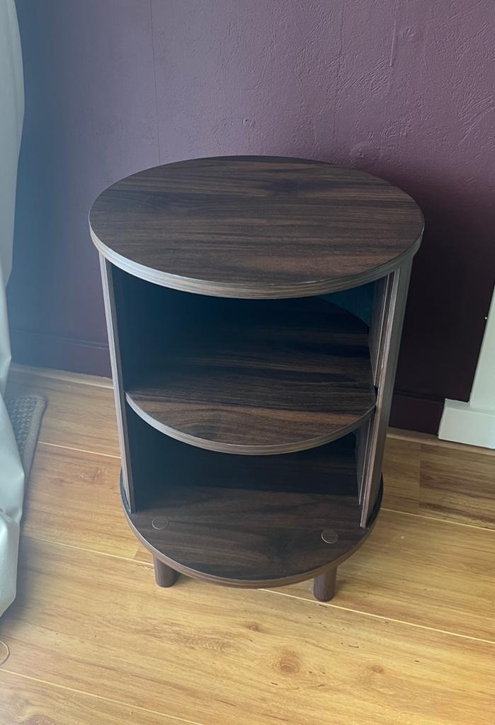 2 nachtkastjes walnoot kleur met tambour/latje van Action, Ophalen, Zo goed als nieuw, Minder dan 45 cm