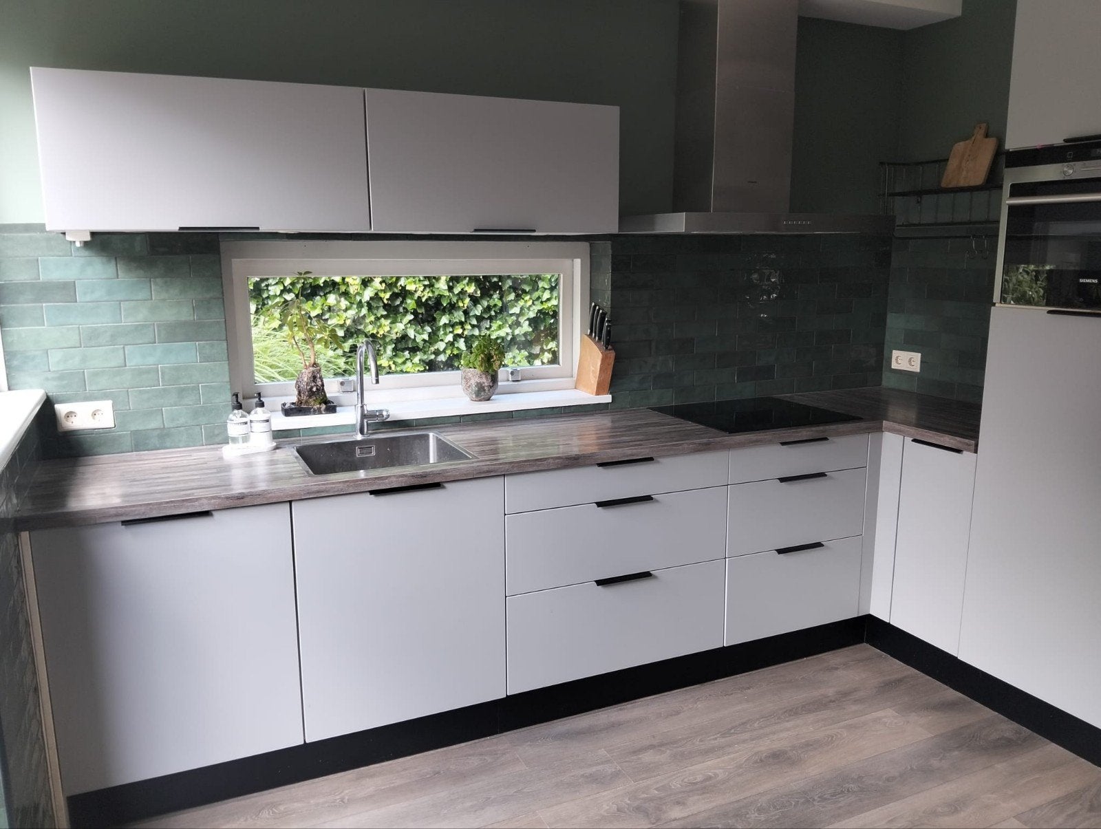 Moderne hoekkeuken met Siemens en Whirlpool apparatuur, Ophalen, Gebruikt, Kunststof, Hoekkeuken