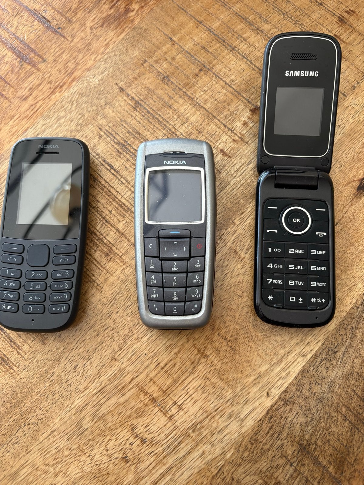 Partij van 3 klassieke mobiele telefoons: Nokia en Samsung, Telecommunicatie, Ophalen, Gebruikt, Minder dan 3 megapixel, Klassiek of Candybar