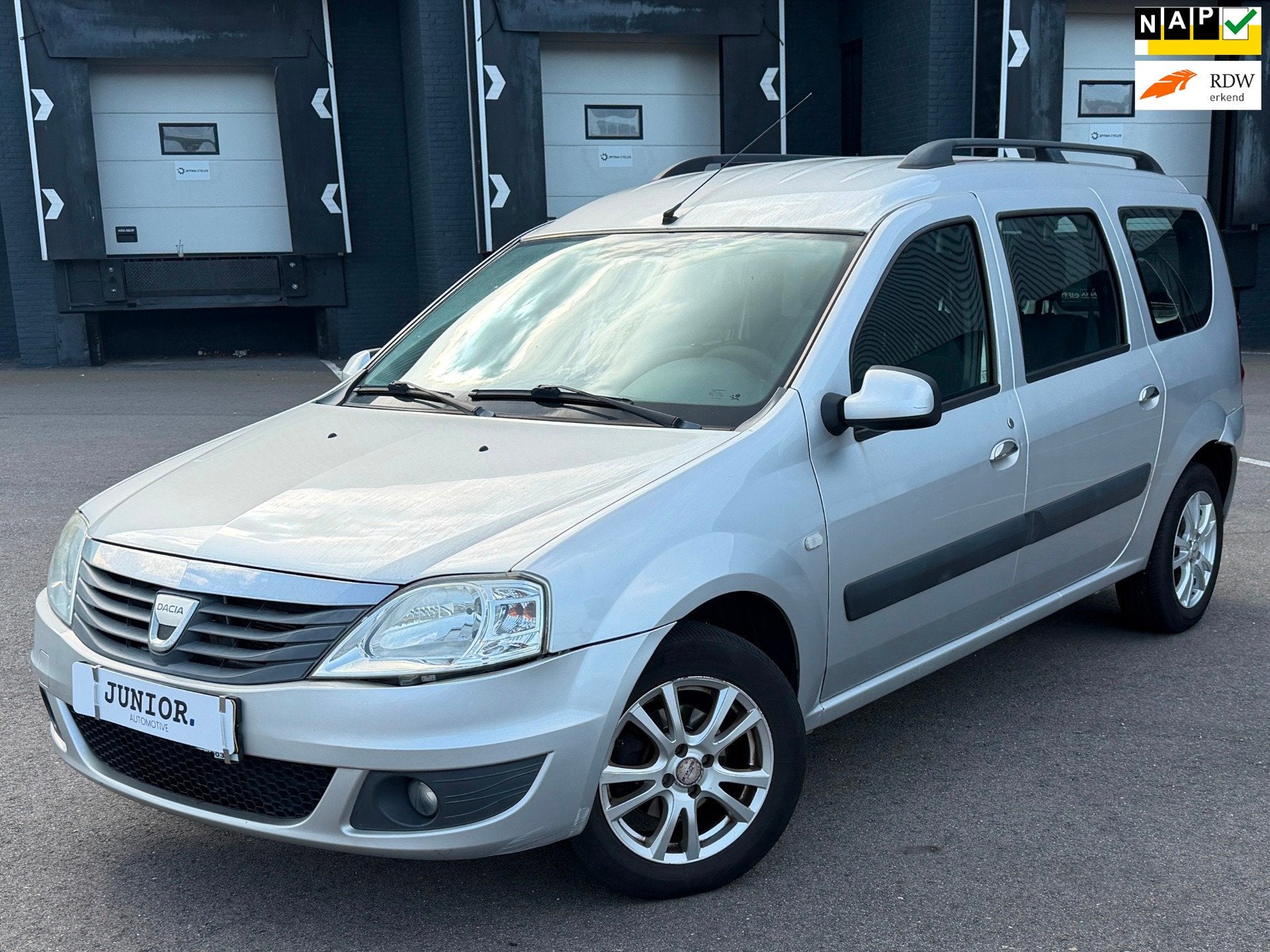 Dacia Logan MCV 1.6-16V Lauréate AIRCO/BLUETOOTH/VOLLEDIGON, Auto's, Stof, Gebruikt, Zwart, 4 cilinders