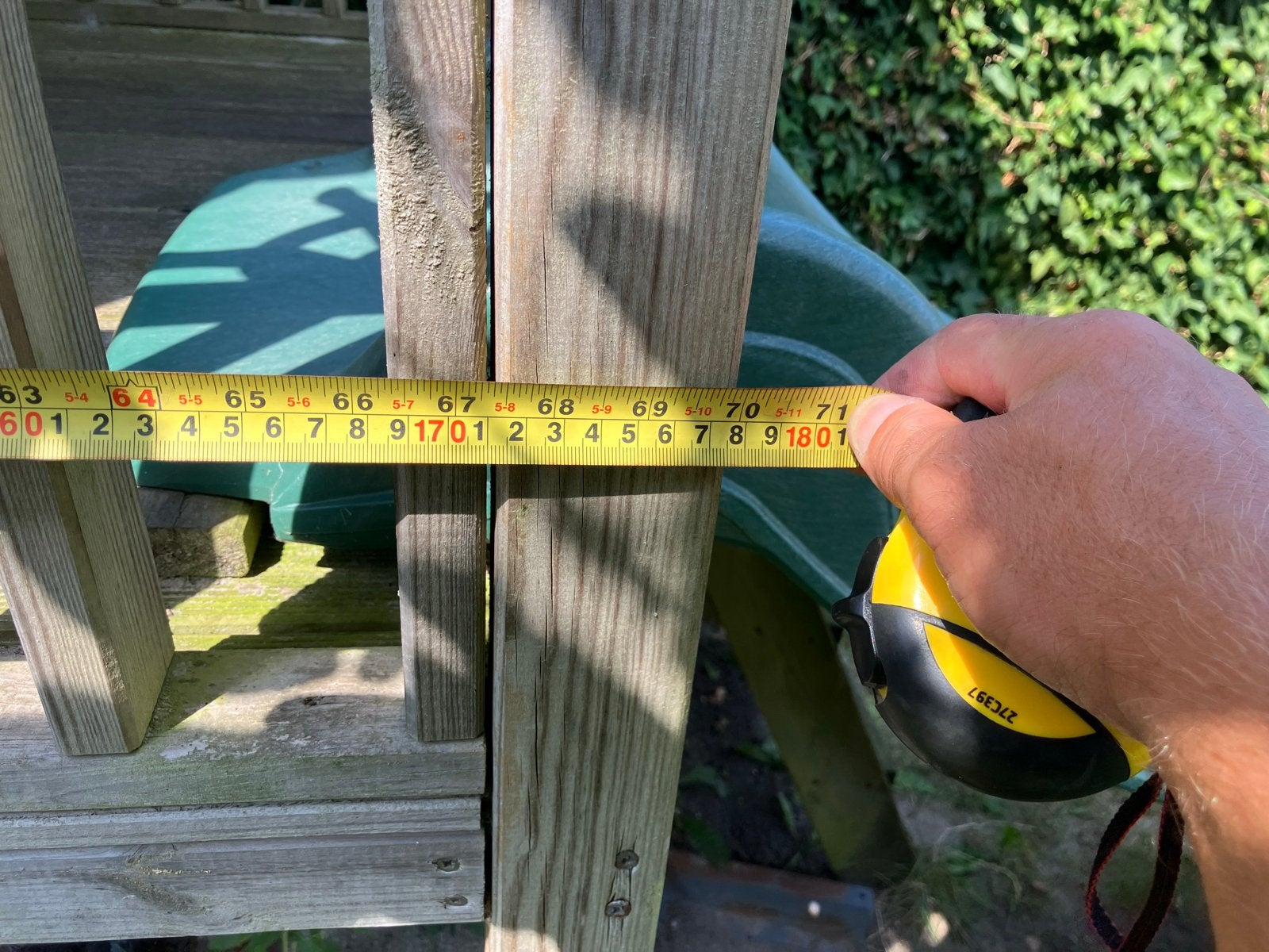 Houten speelhuisje met glijbaan en krijtbord, Kinderen en Baby's, Speelgoed | Buiten | Speeltoestellen, Ophalen, Gebruikt, Glijbaan