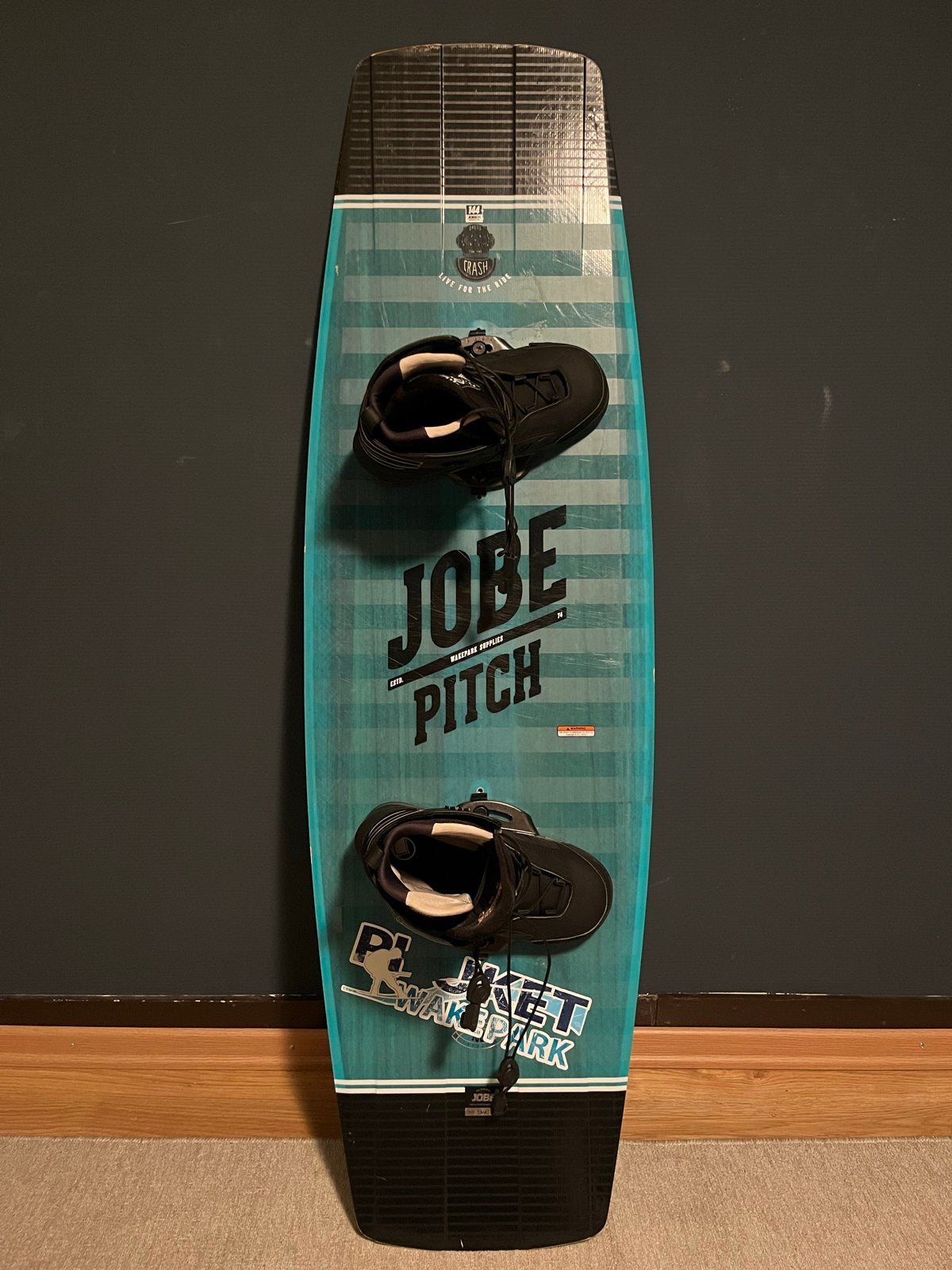 Jobe Pitch Wakeboard 144 cm + Liquid Force Bindingen 43/44, Watersport en Boten, Ophalen, Gebruikt, Board en Schoenen