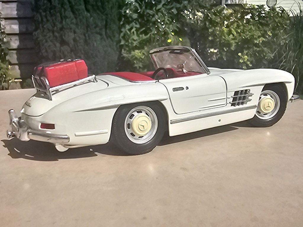 Bburago Mercedes-Benz 300 SL Roadster (1957) 1:18 met Koffer, Ophalen of Verzenden, Bburago