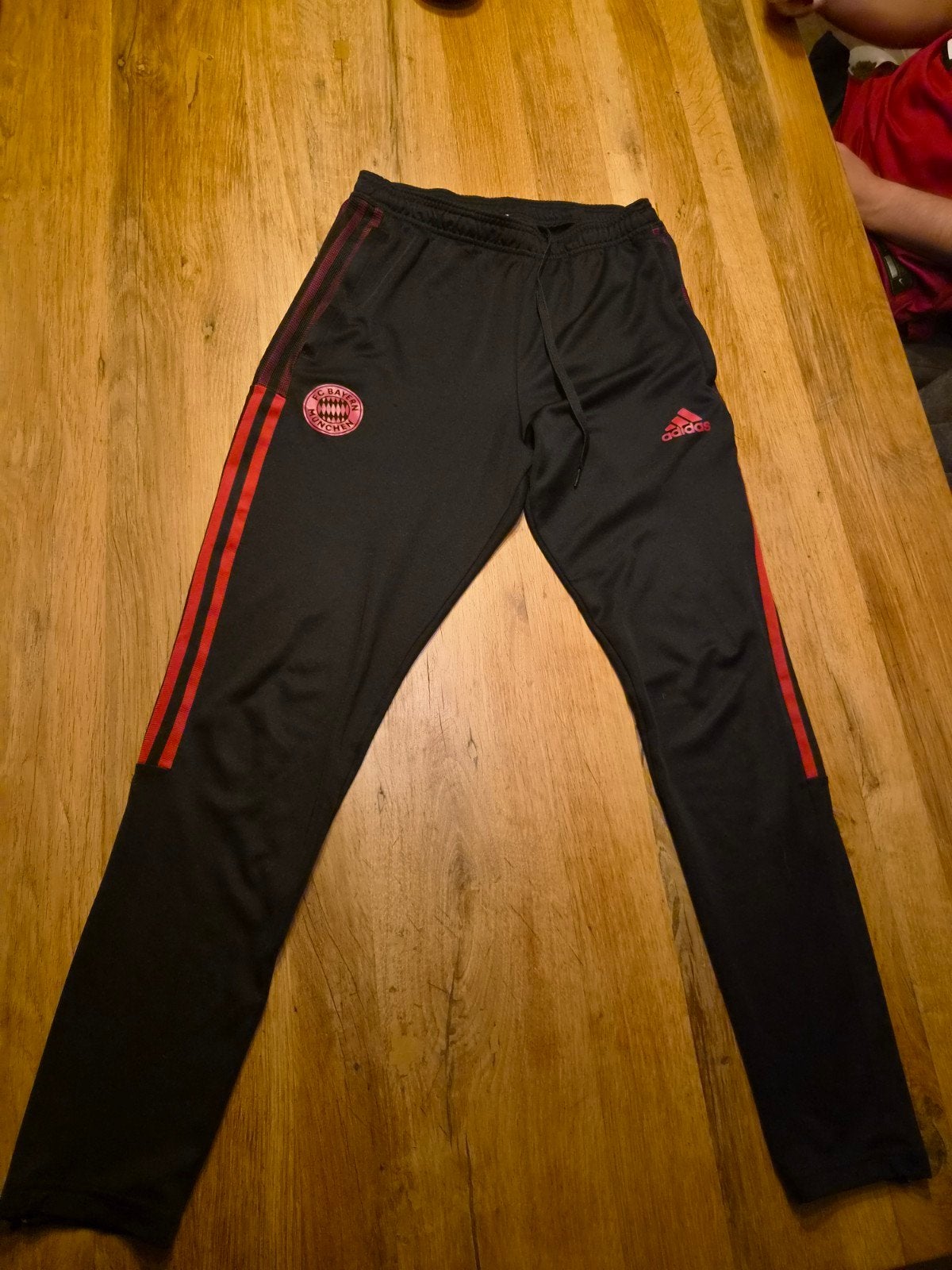 Adidas Bayern München trainingsbroek maat M, Kleding | Heren, Broeken en Pantalons, Maat 48/50 (M), Zwart, Ophalen of Verzenden