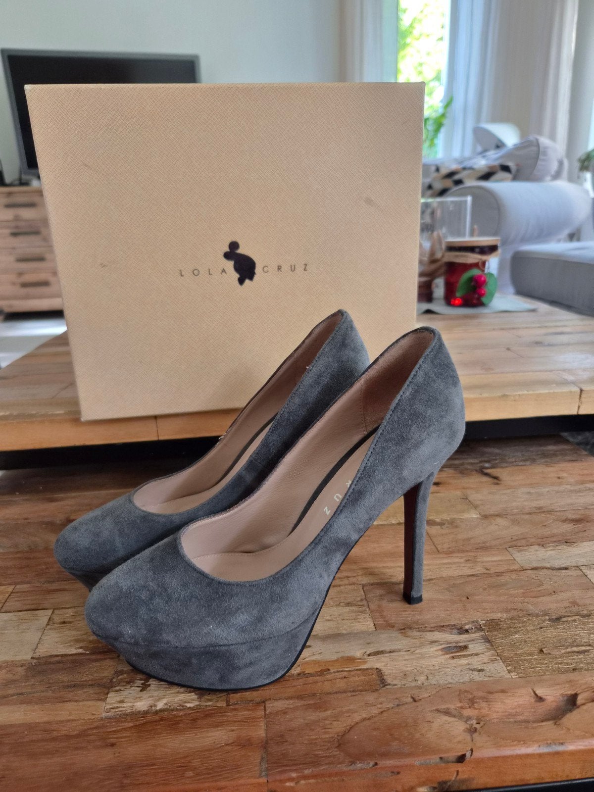 Lola Cruz suède pumps, Lola Cruz, Pumps, Ophalen of Verzenden, Grijs