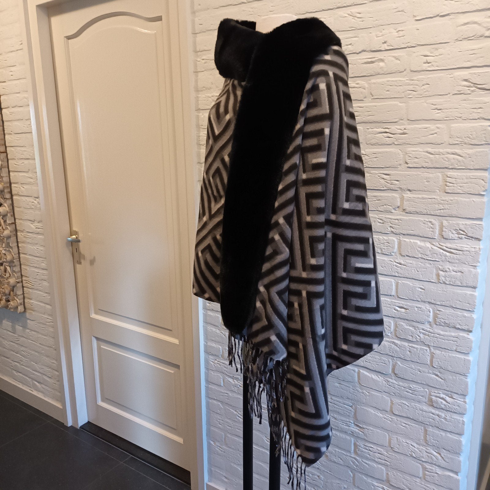 Stijlvolle omslagdoek met imitatie bontrand - nieuw, Ophalen of Verzenden, Nieuw, Sjaal