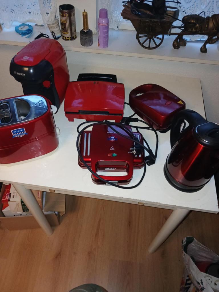 tosti/waffel ijzers hotdog maker  waterkoker  koffieautomaat, Huis en Inrichting, Ophalen of Verzenden, Zo goed als nieuw, Rood