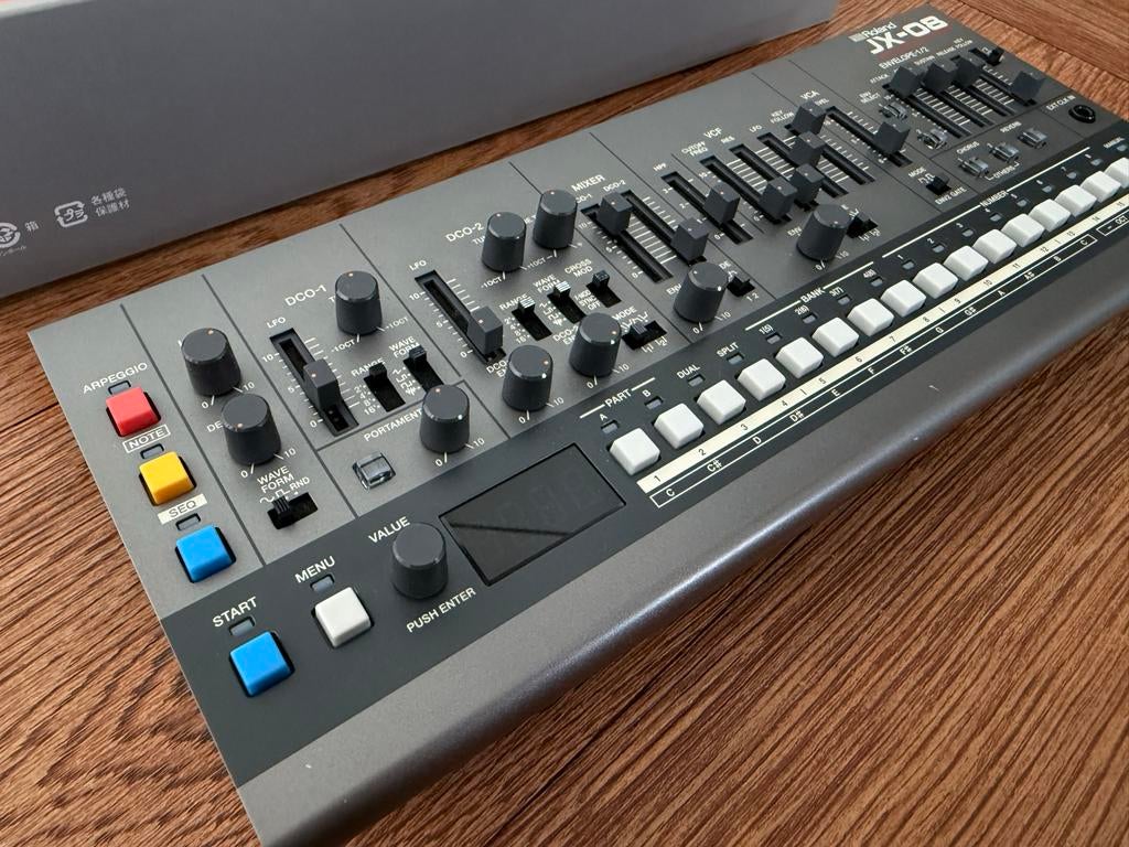 Roland JX-08 Boutique Synthesizer - Zo goed als nieuw, Muziek en Instrumenten, Synthesizers, Roland, Zo goed als nieuw, Met midi-aansluiting