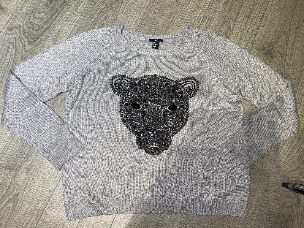 H&M grijze panter sweater trui met studs steentjes mt M, Kleding | Dames, Maat 38/40 (M), H&M, Ophalen of Verzenden, Zo goed als nieuw