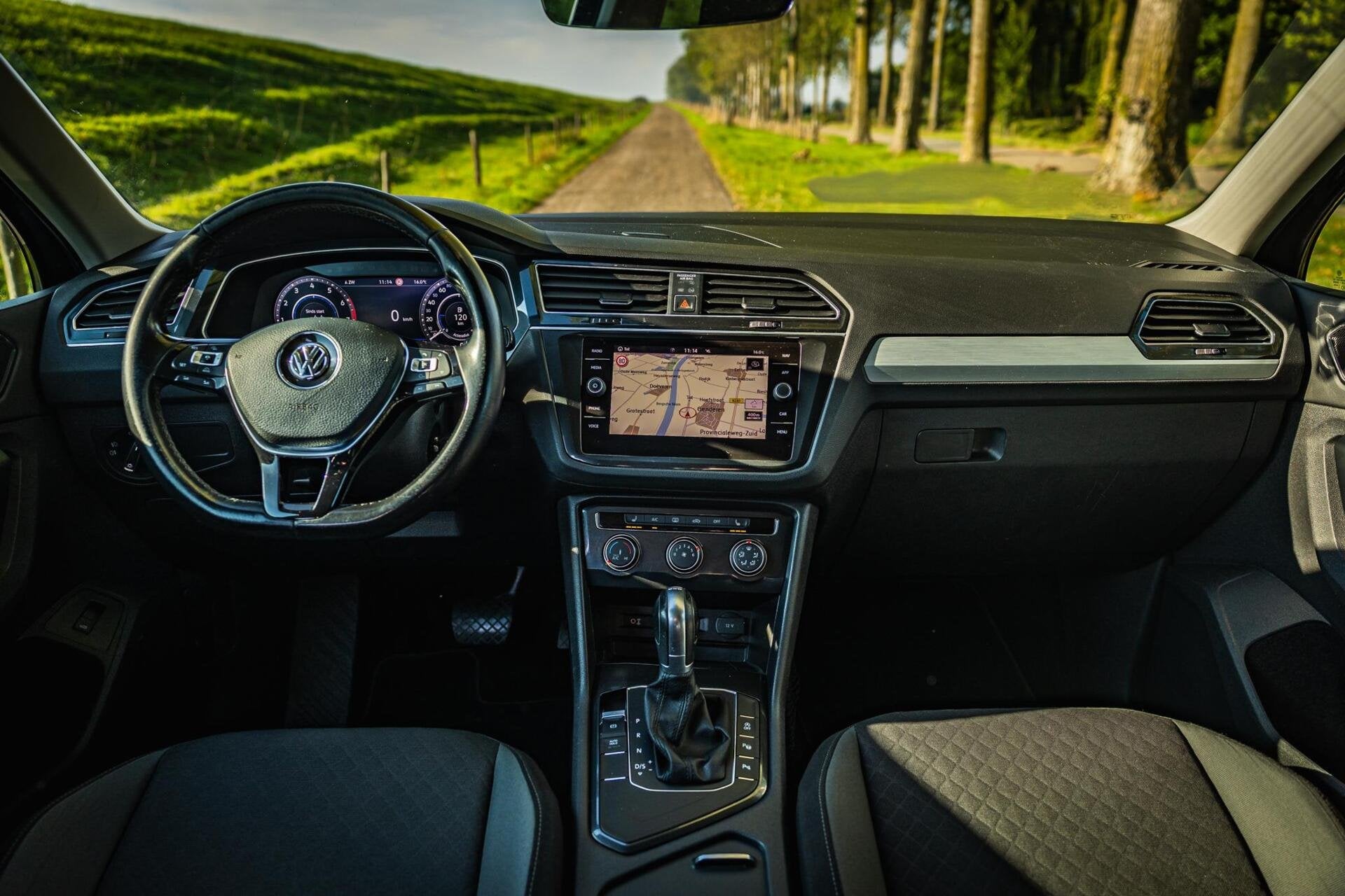 Volkswagen Tiguan 1.4 TSI ACT Comfortline Business R|Virtual, Auto's, Euro 6, 4 cilinders, Zwart, Adaptive Cruise Control