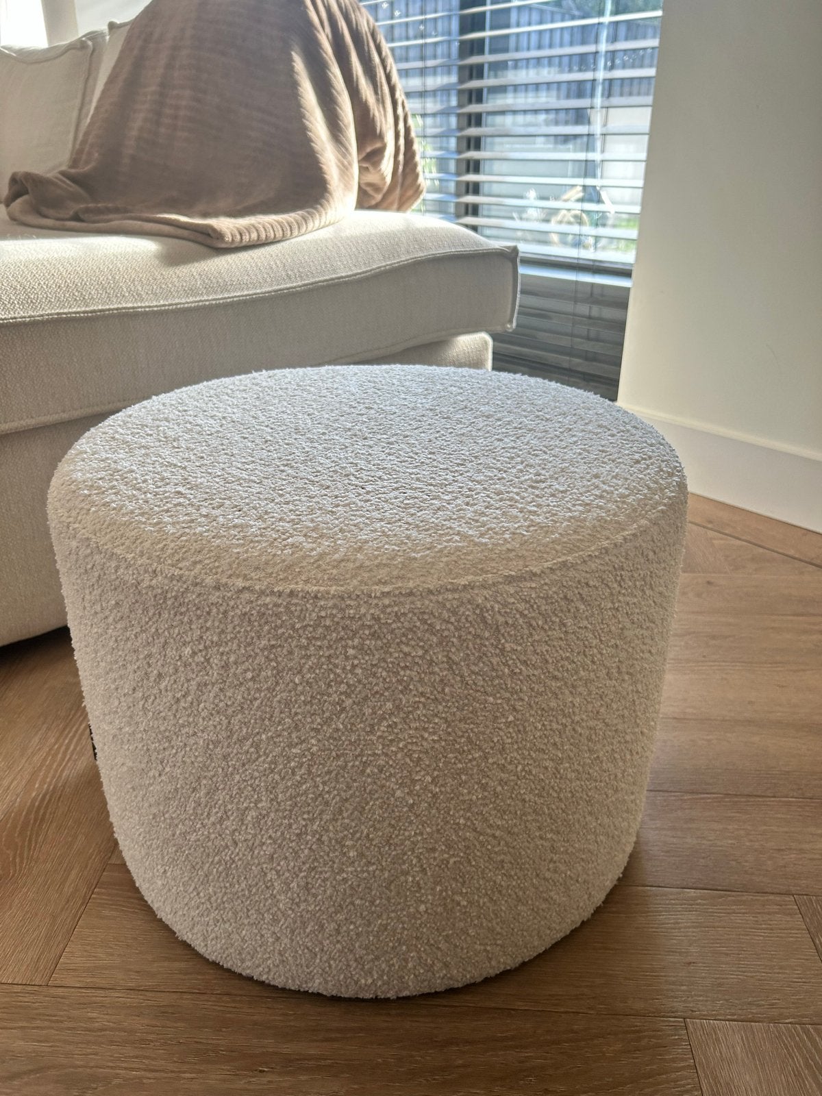 Witte Bouclé Poef - Zo goed als nieuw, Ophalen, Minder dan 50 cm, Rond, Zo goed als nieuw