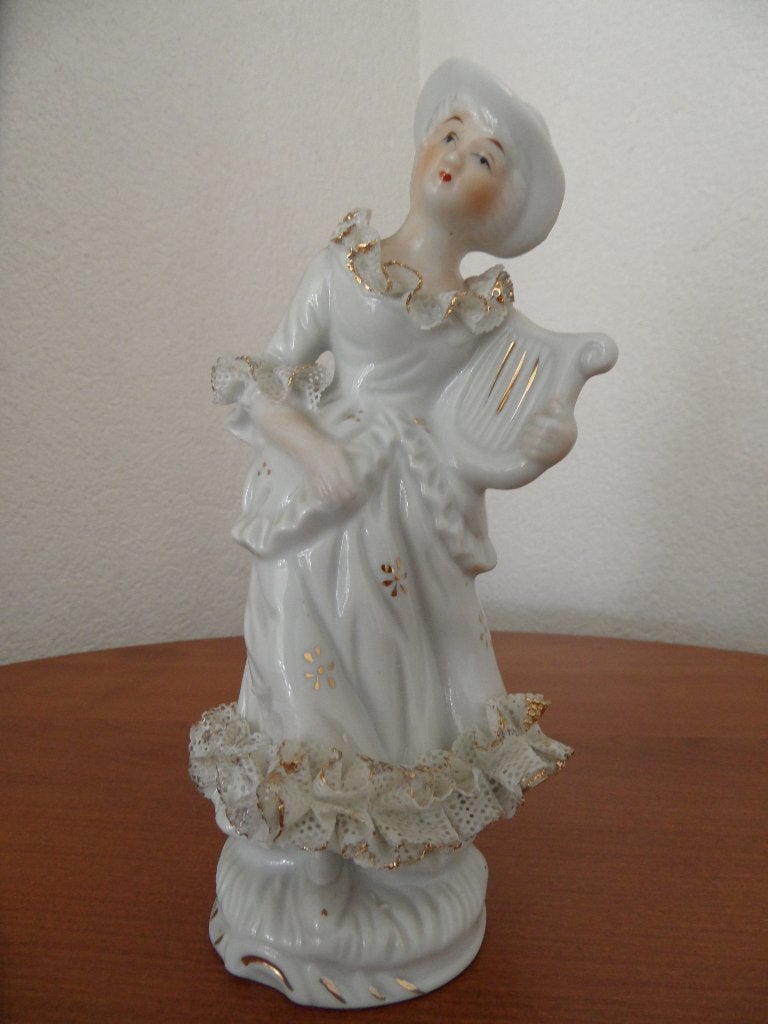 vrouw - vrouwe - dame met harp met kantporseleinen ruches, Ophalen of Verzenden