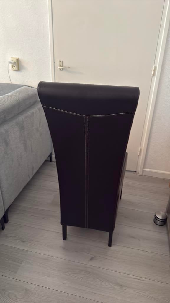 GRATIS 4 stuks eetkamerstoelen in de kleur bruin, Ophalen, Bruin, Leer, Zo goed als nieuw