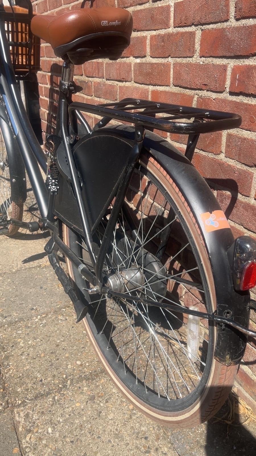 Foto 5 van Zwarte stadsfiets met mand en versnellingen
