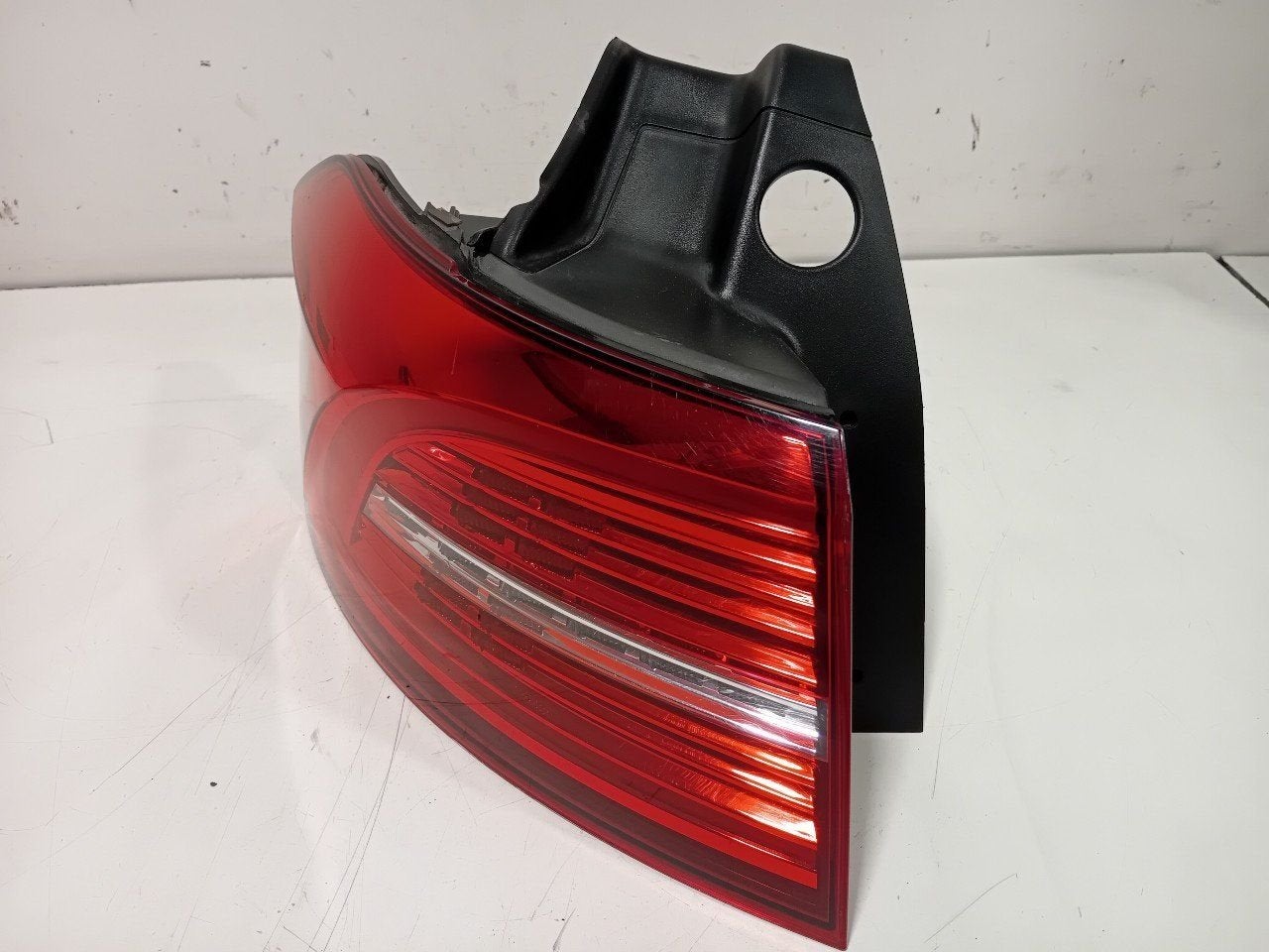 Achterlicht links buiten Volkswagen Passat, Onderdelen@venauto.nl, Van der Ven Autorecycling B.V., Gebruikt, Ettenseweg 76, 4706 PB Roosendaal, The Netherlands