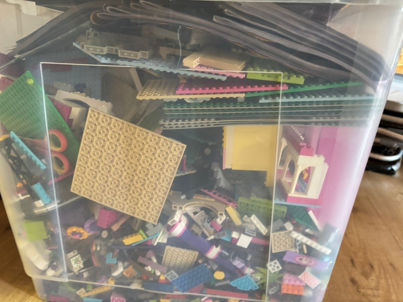 2 Grote kisten LEGO Friends met handleidingen, Ophalen, Zo goed als nieuw, Overige merken