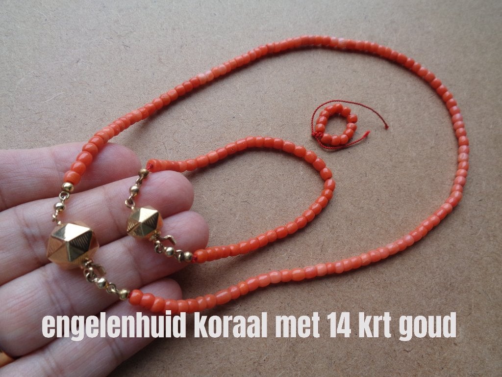 set ketting / armband engelen huid koraal met 14 krt goud, Ophalen of Verzenden, Goud, Ketting, Met edelsteen