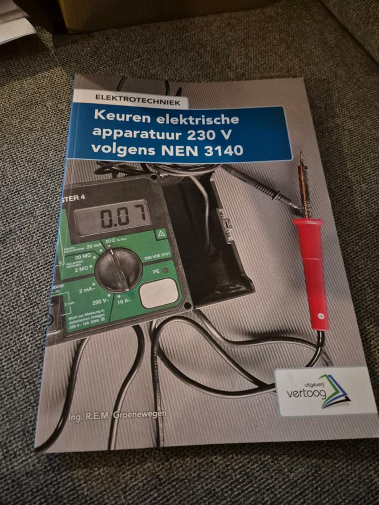 R.E.M. Groenewegen - Keuren elektrische apparatuur 230 V, Boeken, R.E.M. Groenewegen, Ophalen of Verzenden, Zo goed als nieuw