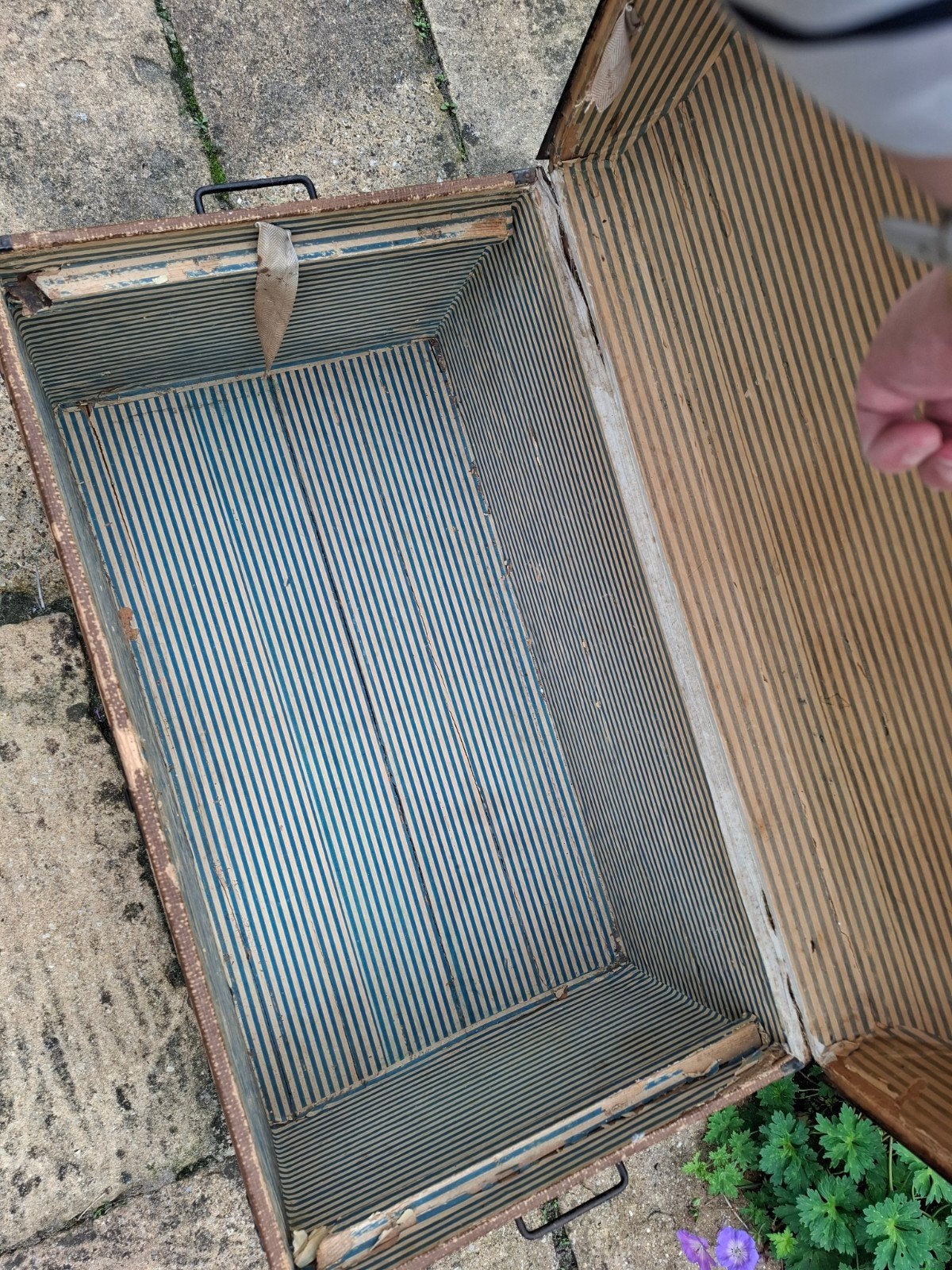 Oude reiskist met bol deksel en metalen beslag, Tuin en Terras, Ophalen, Gebruikt, Metaal, Overige typen