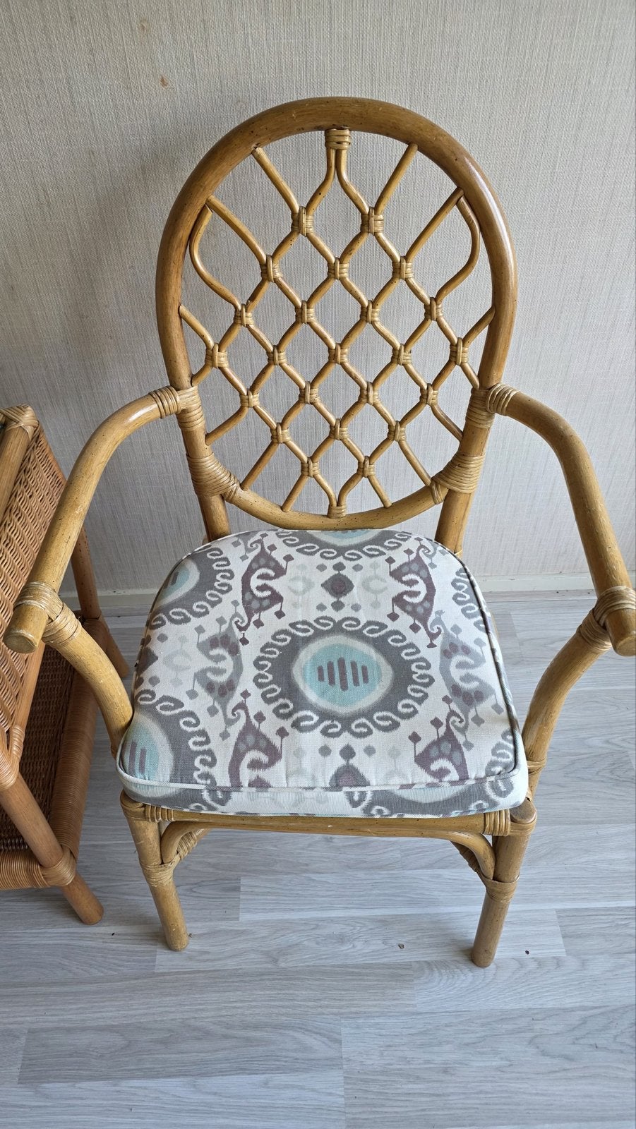 Rotan stoel en bijzettafel set met kussen, Ophalen, Gebruikt, Bruin, Riet of Rotan
