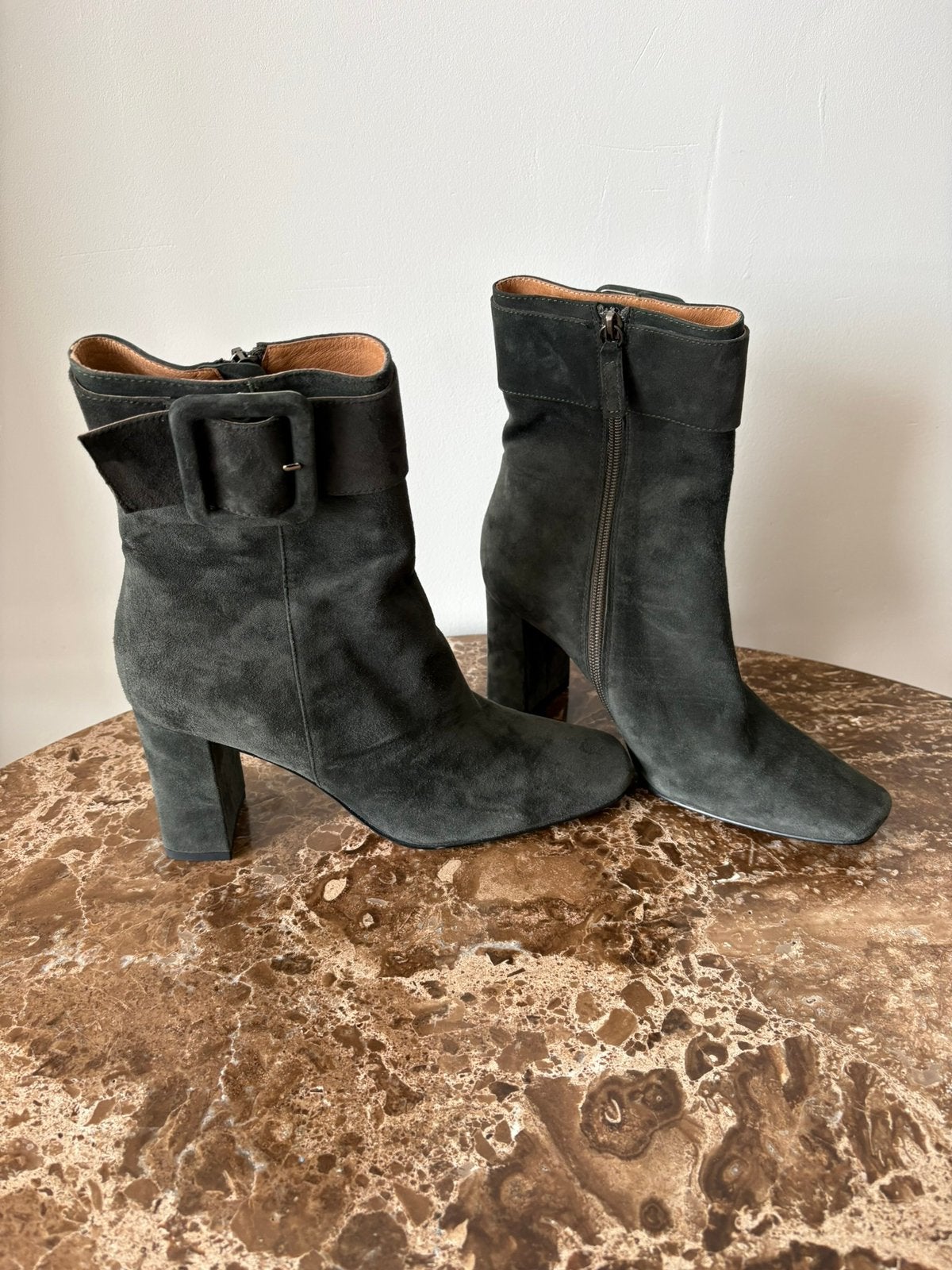 Bibi Lou suède enkellaarsjes groen/ kaki - maat 38 - nieuw, Kleding | Dames, Lage of Enkellaarzen, Ophalen of Verzenden, Groen